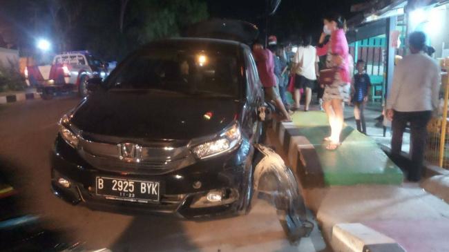 Braaaak, Mobilio Hantam Dua Motor Parkir di Karimun