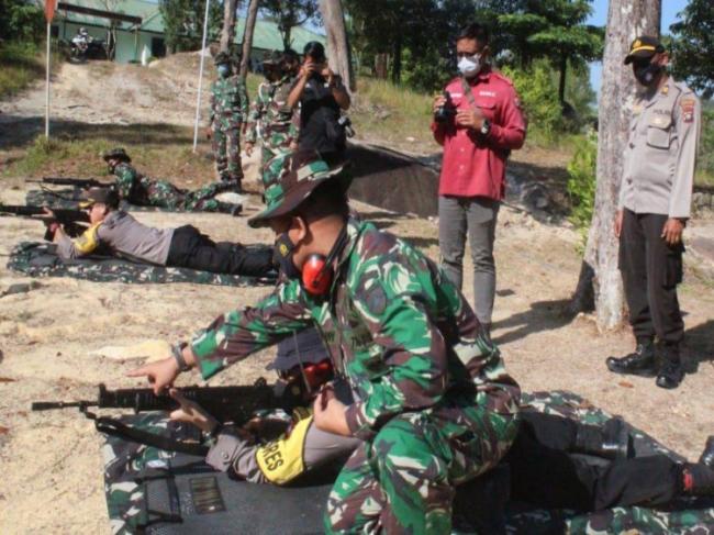 TNI-Polri di Karimun Perkokoh Sinergitas Lewat Latihan Menembak