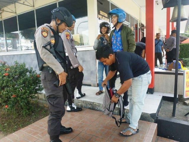 Perketat Keamanan, Polres Tanjungpinang Periksa Identitas dan Barang Bawaan Pengunjung