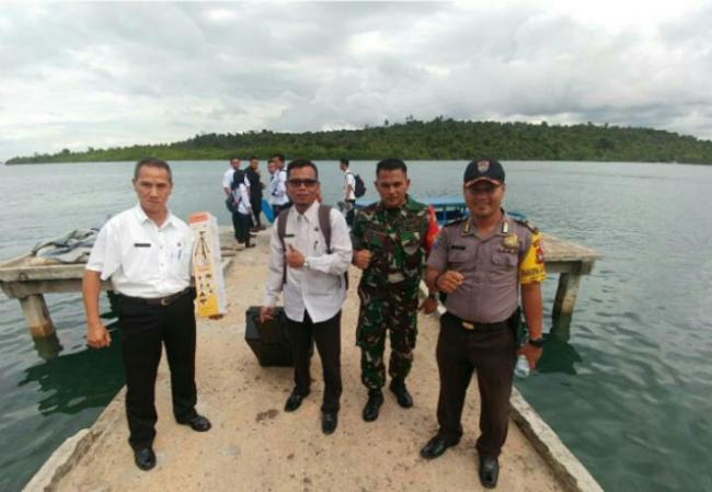 Disdukcapil dan KPU Bintan Seberangi Laut demi Pemilih Pemula