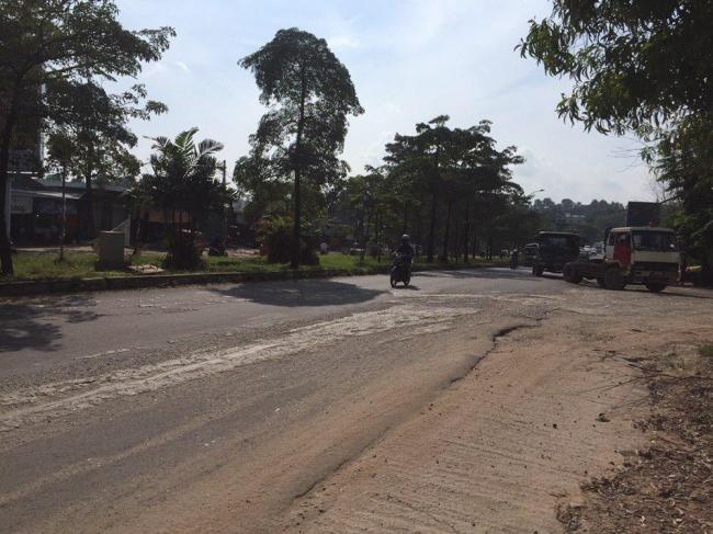 Dikeluhkan Pengendara, Tumpahan Semen Bikin Rusak Permukaan Jalan 