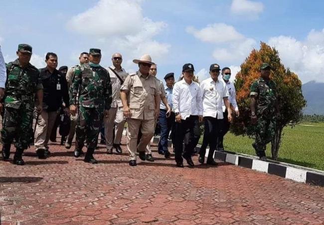 Menhan Prabowo dan Menkes Terawan Tiba di Natuna Tanpa Masker