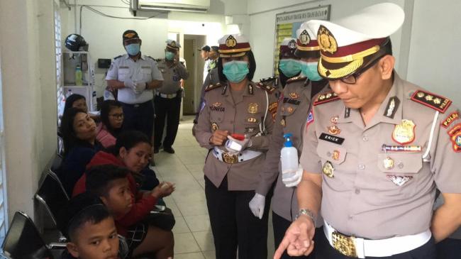 Halte Bus di Batam Disemprot Disinfektan