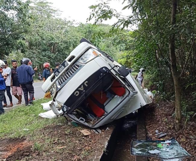 Truk Bermuatan Kacang Hijau Terguling di Jalan Menuju Tiban