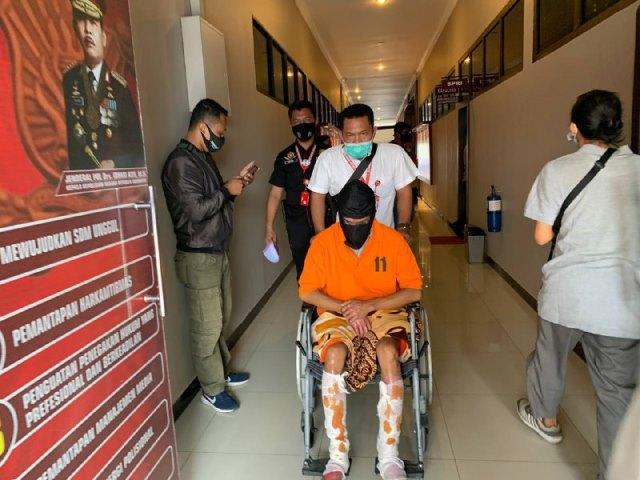 Terduduk di Kursi Roda, Begini Penampakan Pria Pembakar ATM di Karimun