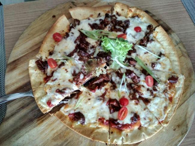 Pizza Rendang Menu Baru Terfavorit di HARRIS Resort Barelang