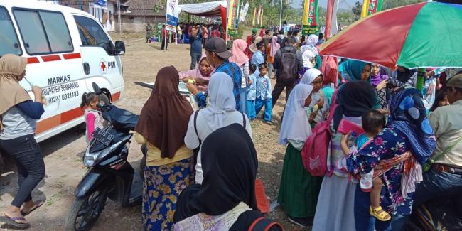 Berkah Upacara Penutupan TMMD Bagi Pedagang Asongan