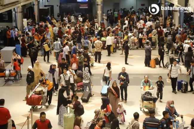 Foto: Bandara Hang Nadim Dipadati Calon Penumpang Mudik