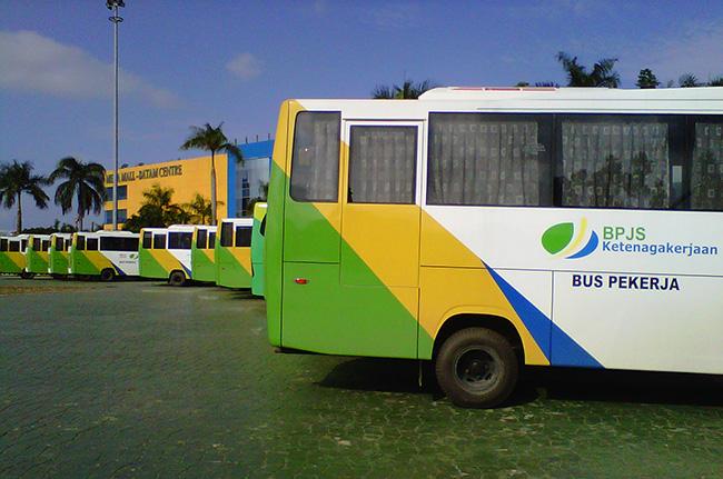 Gubernur Kepri HM Sani Serahkan 40 Unit Bus Hibah untuk Pekerja