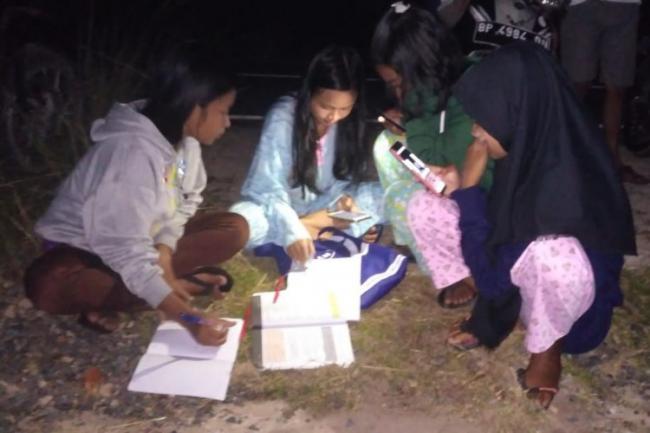 Akses Internet Sulit, Pelajar Sei Besar Lingga Cari Sinyal di Tambak Udang