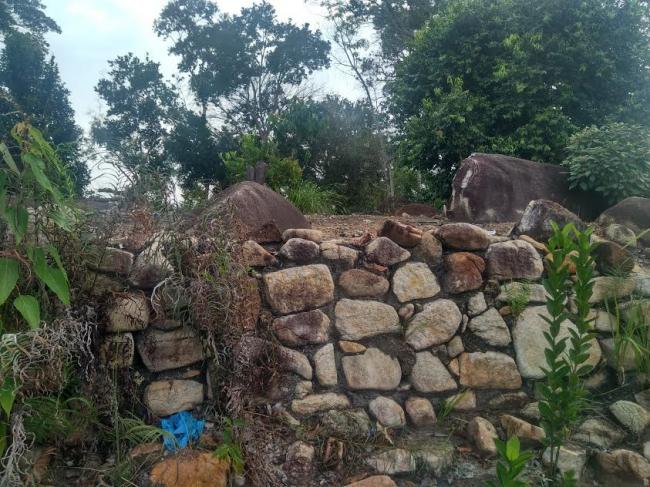 Benteng Merana di Ujung Pantai Karang Bersulam