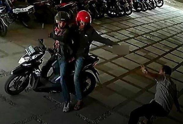 Maling Motor Todongkan Pistol ke Korban Saat Beraksi, Viral di Medsos