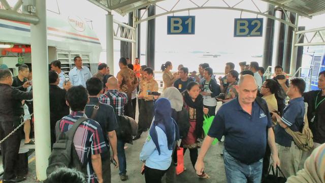  Dirjen Kemenkes Langsung Awasi Penumpang di Pintu Kapal dari Singapura