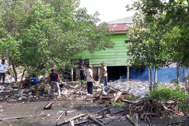 Antusiasnya Peserta WCD Bersihkan Sampah di Pelantar Pelangi Lingga