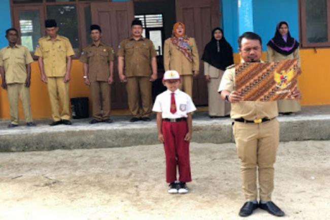 Camat Katang Bidare Pimpin Apel di SDN Pulau Bukit