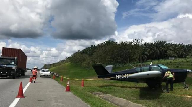 Pesawat Ringan Mendarat Darurat di Jalan Raya Johor, Begini Kondisinya
