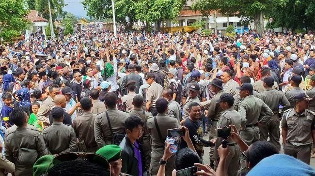 Bupati Ditangkap KPK, Ribuan Warga Cianjur Gelar Pesta di Alun-alun