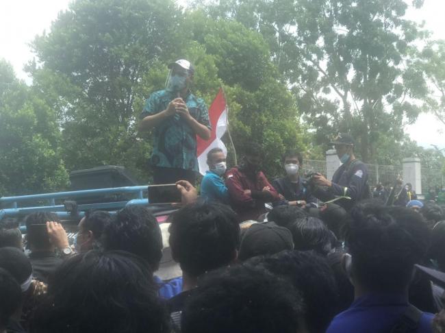 Massa Mahasiswa Cueki Ketua DPRD Batam Nuryanto