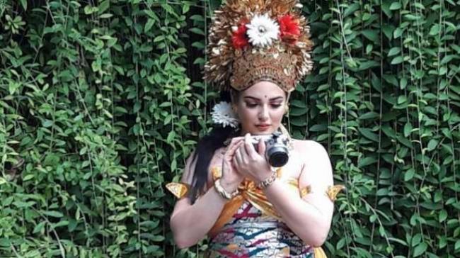  Cantiknya Pramugari Kerajaan Arab Kenakan Baju Adat Bali