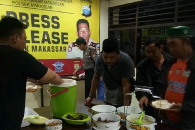 Kantor Polisi di Makassar Sediakan Sahur Gratis Bagi Warga Selama Ramadan