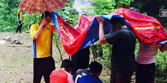 Keren nih, Siswa Non Muslim Payungi Siswa Muslim Salat saat Hujan Lebat