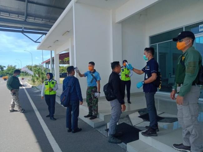 Antisipasi Corona, Suhu Tubuh Penumpang di Bandara Raden Sadjad Natuna Diperiksa