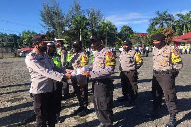 Bhayangkari Natuna Bagi Masker dan Suplemen untuk Anggota Polri di Pulau Terluar
