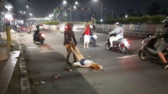 Wanita Pakai Tanktop Terkapar di Jalan:  Dikira Corona, Ternyata..