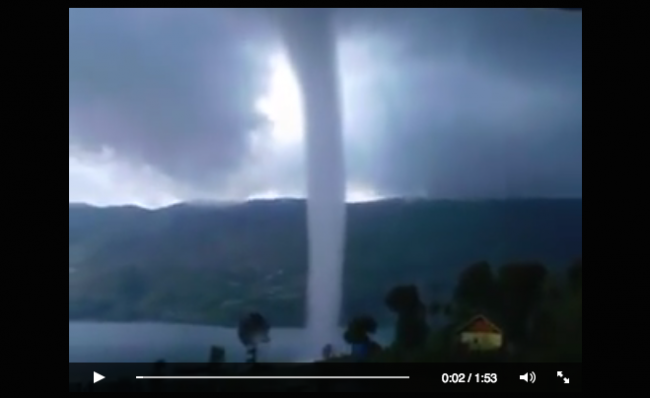 [VIDEO] Horor! Angin Tornado Sapu Danau di Bawah Solok. Isap Air Danau ke Udara