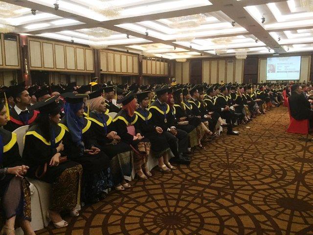 Universitas Internasional Batam Wisuda 544 Mahasiswa