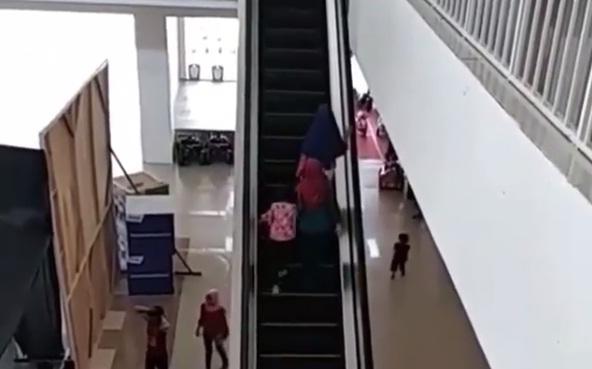 Video: Salah Naik Eskalator, Tiga  Bocah Ini Tak Sampai-sampai di Lantai Atas