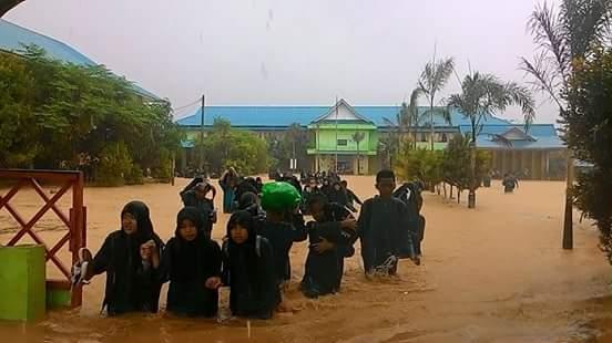Foto-fofo Banjir yang Menenggelamkan SMP Negeri 28 Batam