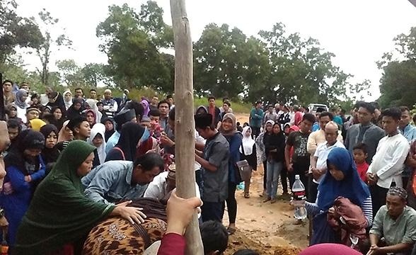 Jenazah Gilang Korban Ledakan Petasan Malam Tahun Baru Langsung Dikebumikan 