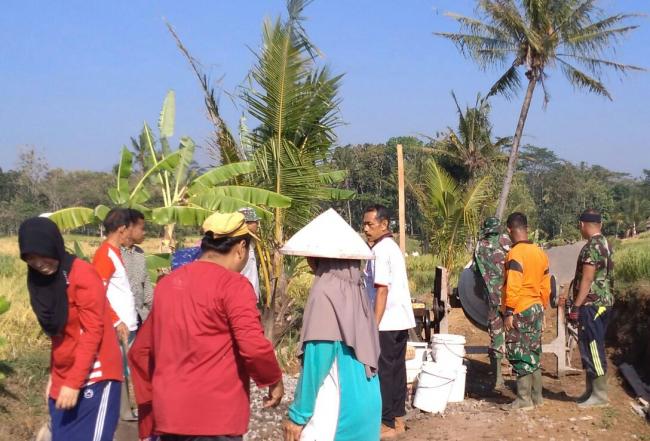 TNI Dan Warga Bersama Menyelesaikan Jalan Desa Bonomerto