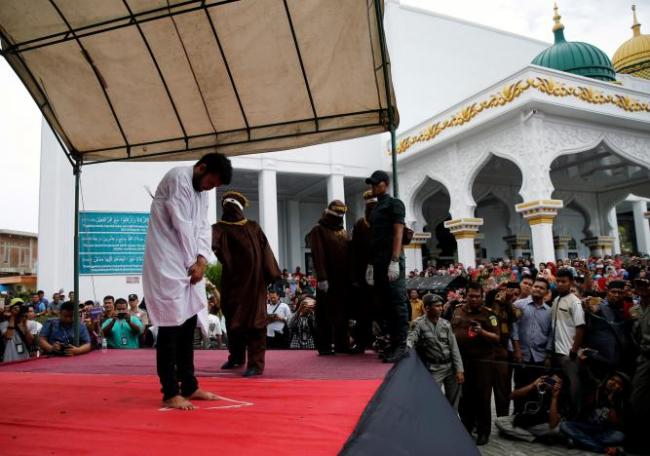 Pasangan Gay Dicambuk Jadi Tontonan Warga Aceh
