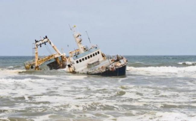 KM Kumala Indah Karam, 9 Awak Kapal Terjebak