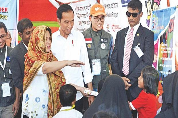 Kunjungi Kamp Pengungsi, Jokowi Bagikan Mainan untuk Anak-anak Rohingya