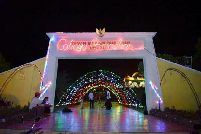 Pemuda Bintan Utara Hiasi Makam Pahlawan dengan Lampu Hias