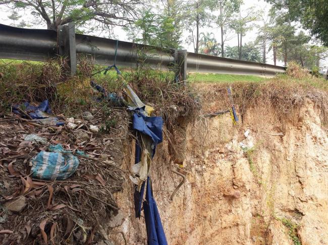 Waspada! Badan Jalan Raya Seraya Atas Mulai Turun dan Retak