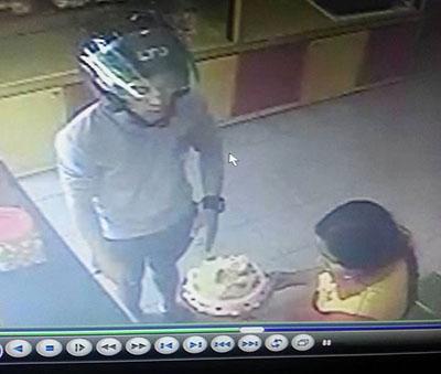 Remaja Berbehel Terekam CCTV Curi HP di Penuin 