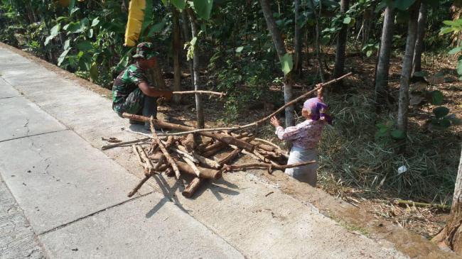 Satgas TMMD Bantu Mbah Mun Ambil Kayu Untuk Masak
