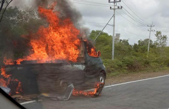 Diduga Akibat Sopir Merokok, Pikap Ini Ludes Terbakar