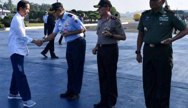 Jokowi Pakai Sneakers saat Kunker, Berapa Harganya? 