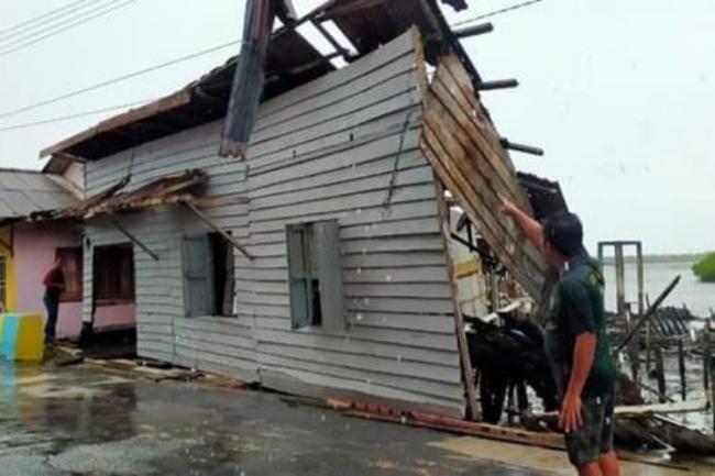 Angin Puting Beliung Rusak Belasan Rumah Warga Serasan Natuna