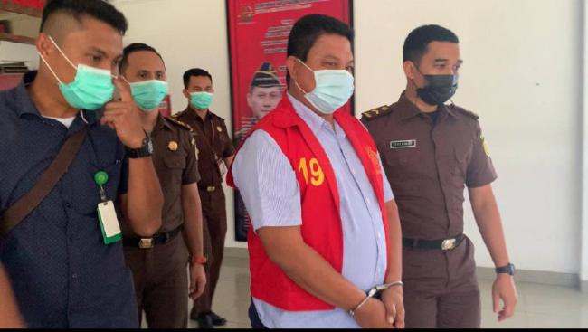 Pakai Rompi Oranye, Kadishub Rustam Efendi Langsung Ditahan