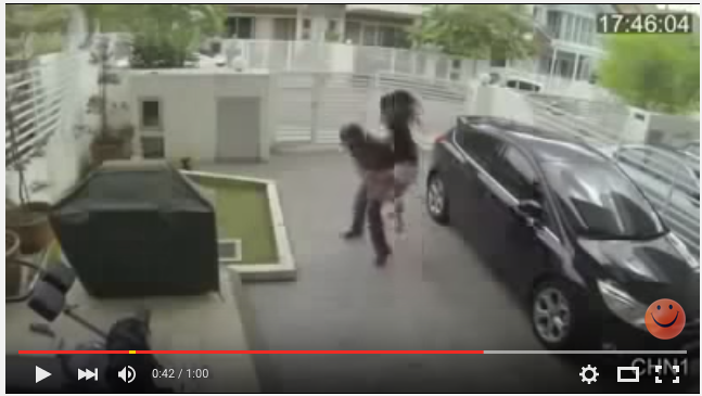 [VIDEO] Dua Perampok Lari Terbirit-birit Dihajar Seorang Wanita. Ini yang Terjadi Sebelumnya