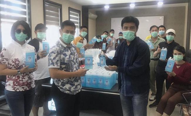 Tim Donasi COVID-19 Beri Bantuan Hand Sanitizer untuk Organisasi Jurnalis, Media, dan Wartawan