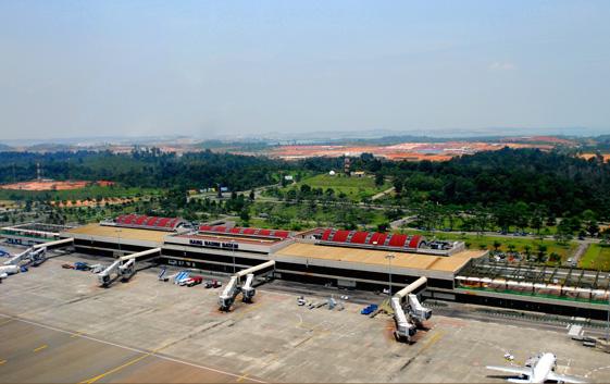 Pengerjaan Apron Bandara Hang Nadim Siang Malam
