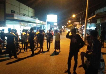Pelaku Curas Dihajar Massa di Bengkong Kolam, Satu Motor Dibakar