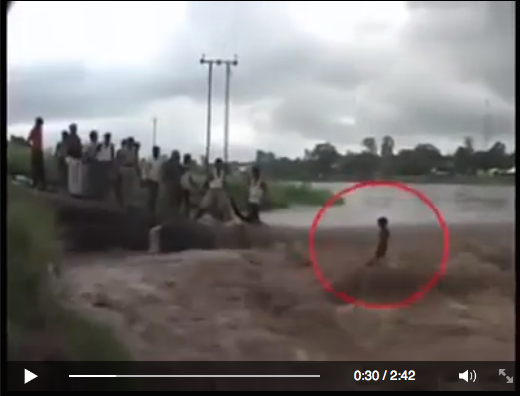 [VIDEO] Seorang Bocah Terjebak Banjir Bandang dan Hanyut